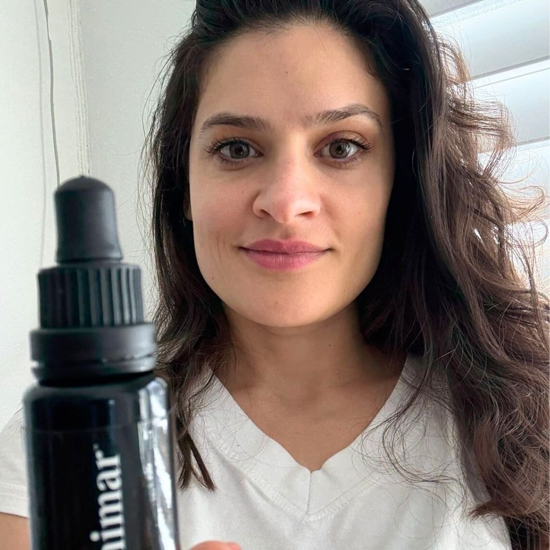 Customer holding Mimar Ultra Vit C Concentrate